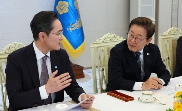 Why Is Korea's President Meeting Samsung's Chairman Over Dinner?