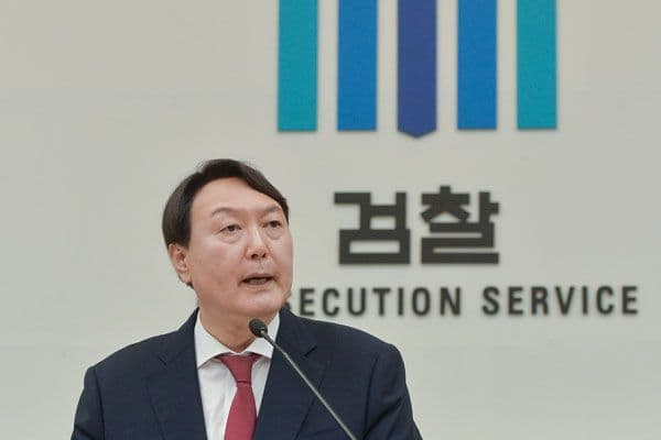 Wave of Prosecutors’ Resignations and Political Showdown in Seoul